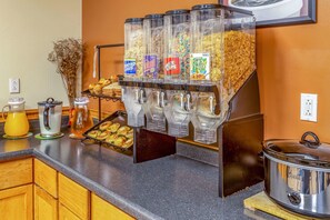 Free continental breakfast - Econo Lodge Inn & Suites Newton (Newton)