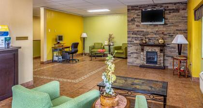 Econo Lodge Inn & Suites Newton