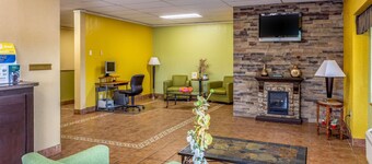 Econo Lodge Inn & Suites Newton