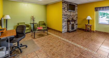 Econo Lodge Inn & Suites Newton