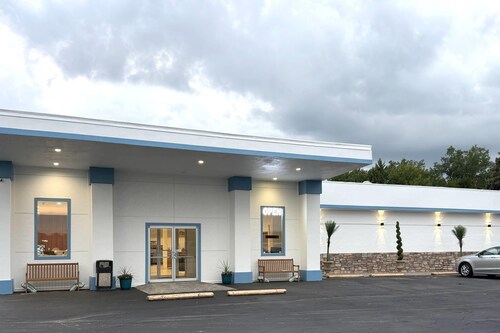 Baymont Inn & Suites by Wyndham Newton IA