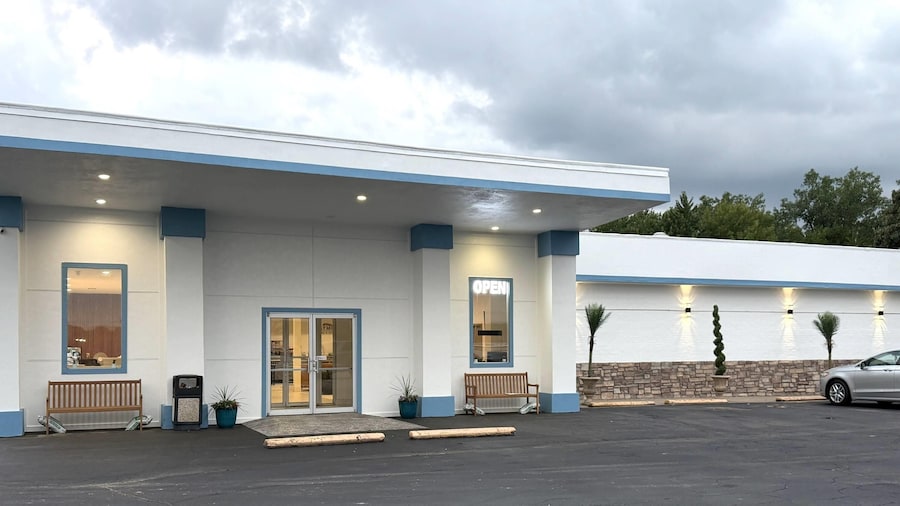 Baymont Inn & Suites by Wyndham Newton IA