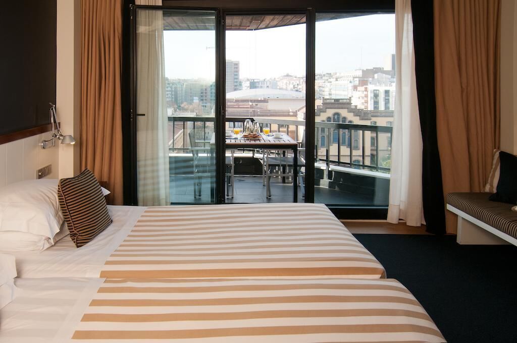 Minibar, caixa forta a l'habitació i escriptori 