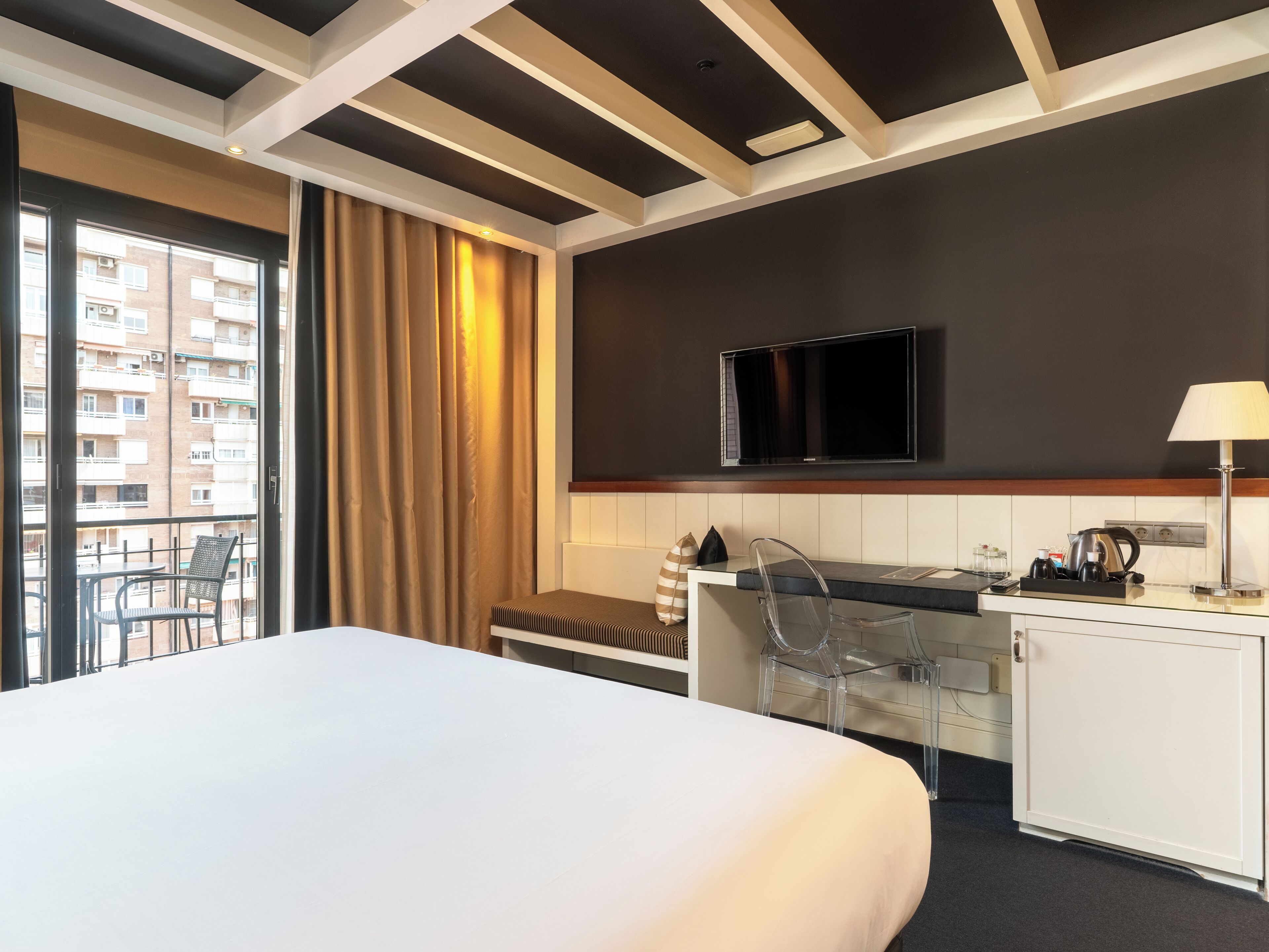 Habitación superior, balcón | Minibar, caja fuerte, escritorio y espacio para trabajar con un portátil