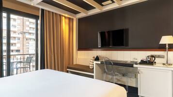 Habitación superior, balcón | Minibar, caja fuerte, escritorio y espacio para trabajar con un portátil
