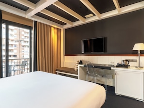 Habitació superior, balcó | Minibar, caixa forta a l'habitació i escriptori 
