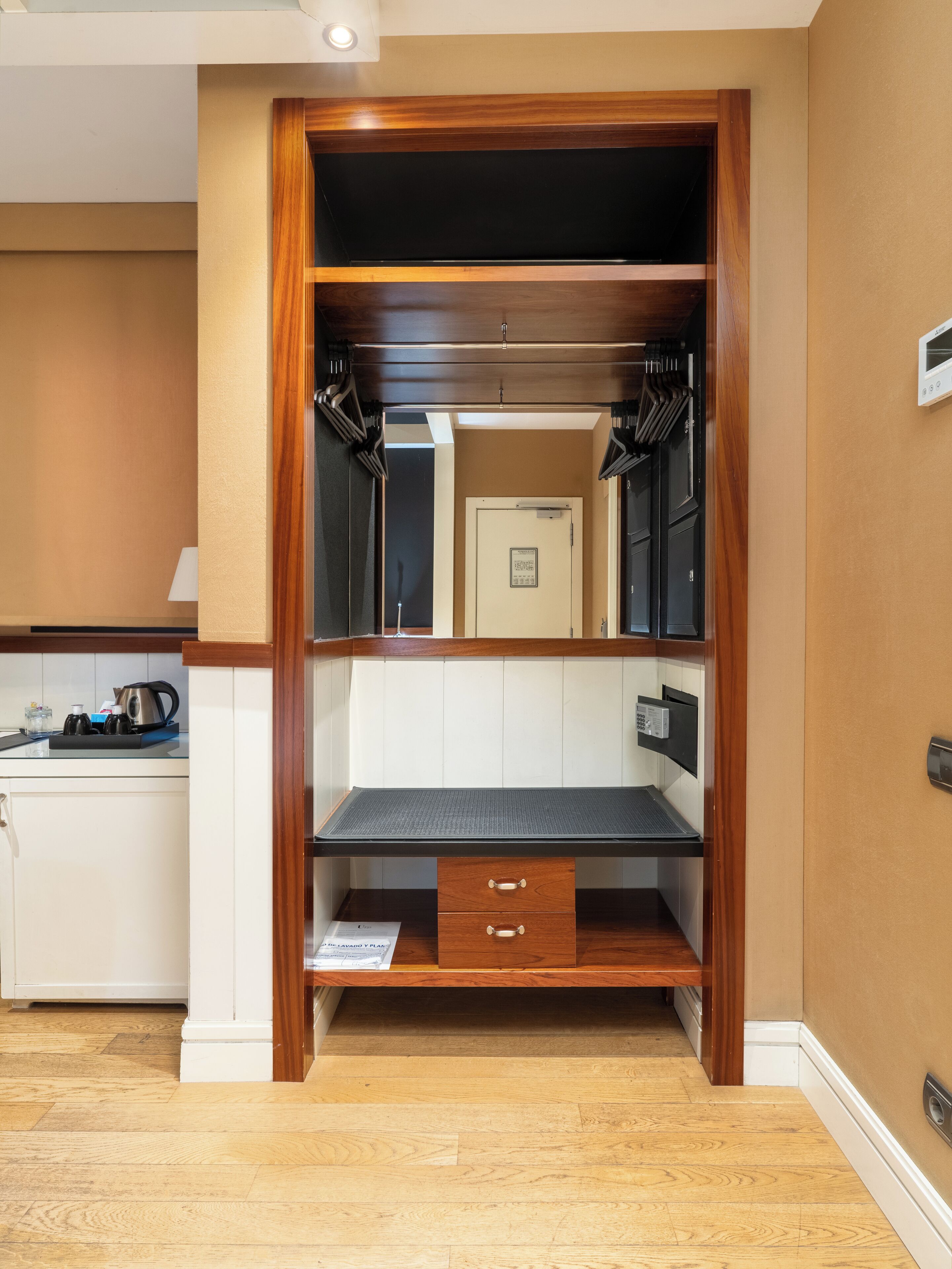 economy double or twin room | 1 bedroom, minibar, in-room safe, desk