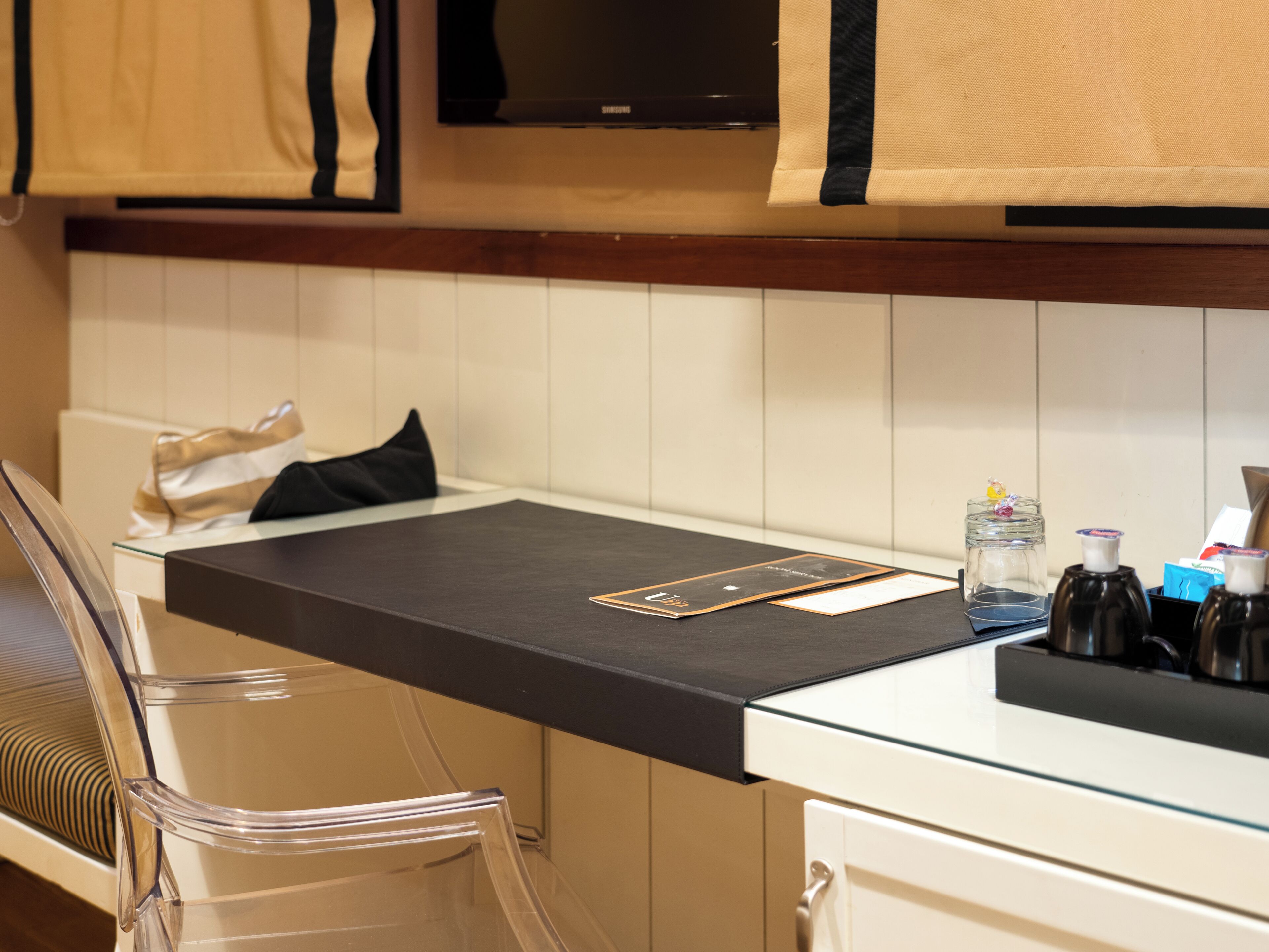 economy double or twin room | 1 bedroom, minibar, in-room safe, desk