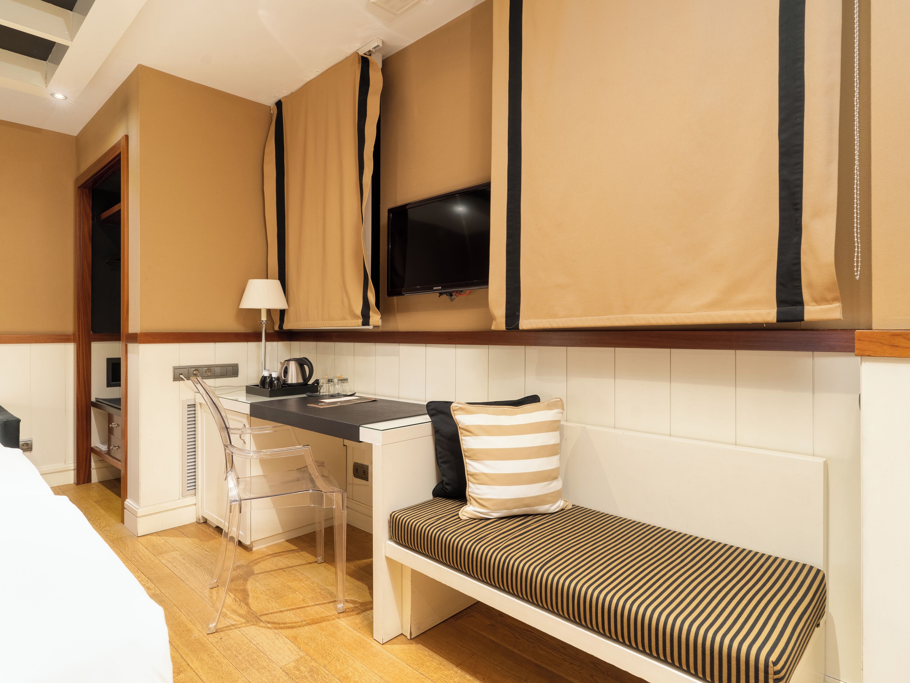 family triple room | 1 bedroom, minibar, in-room safe, desk
