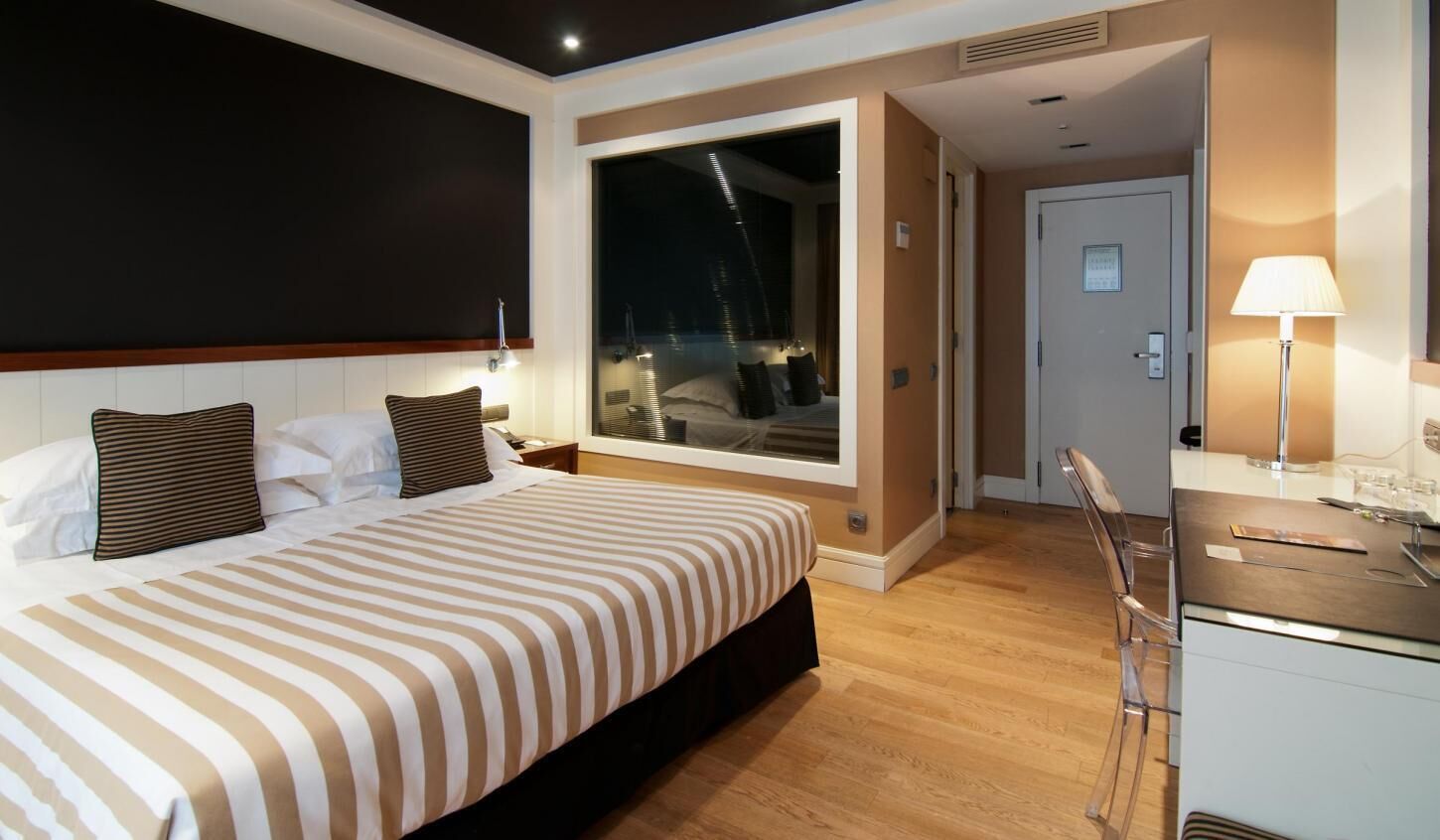 Minibar, caixa forta a l'habitació i escriptori 