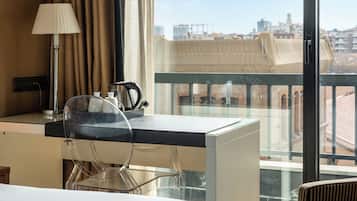 Minibar, vÀrdeförvaringsskÄp pÄ rummet och skrivbord