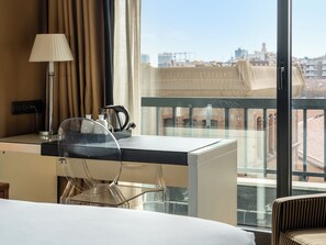 Minibar, coffres-forts dans les chambres, bureau