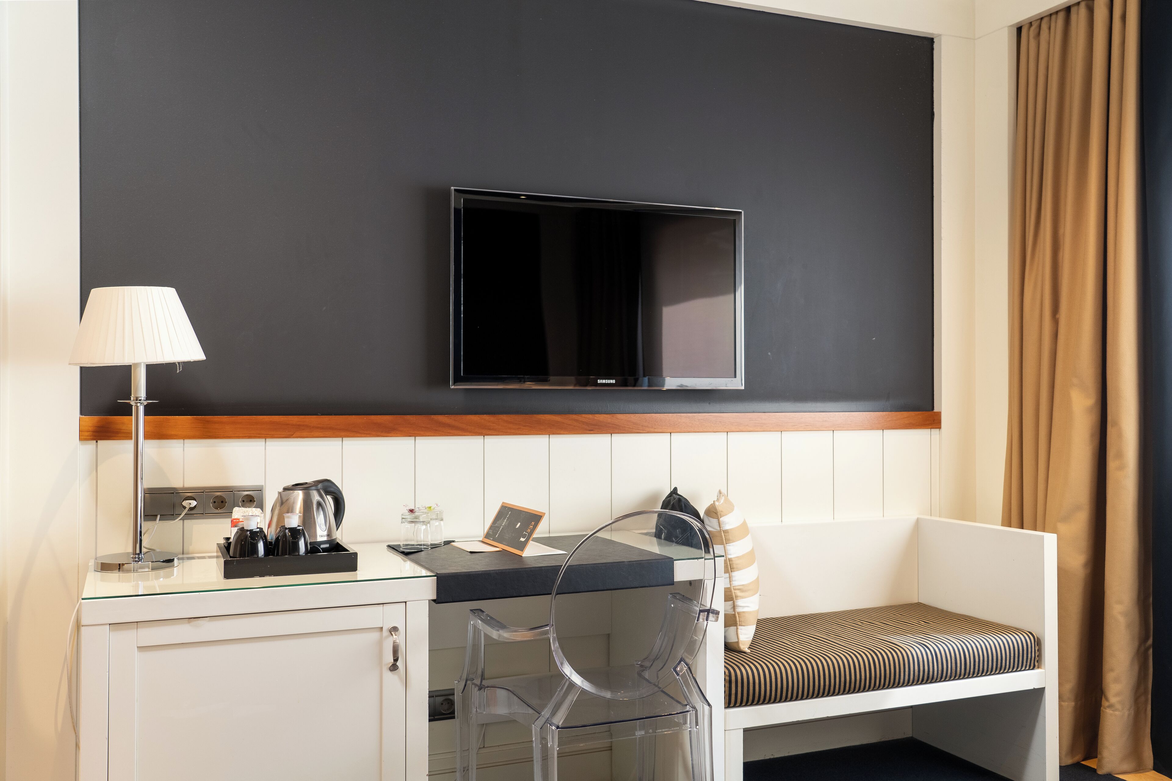 economy double or twin room | 1 bedroom, minibar, in-room safe, desk