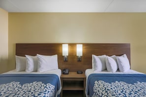 Premium bedding, pillow-top beds, desk, blackout curtains - Days Inn by Wyndham Newark Wilmington (Newark)