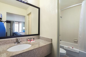 Articles de toilette gratuits, sèche-cheveux, serviettes fournies