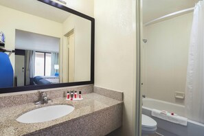 Articles de toilette gratuits, sèche-cheveux, serviettes fournies