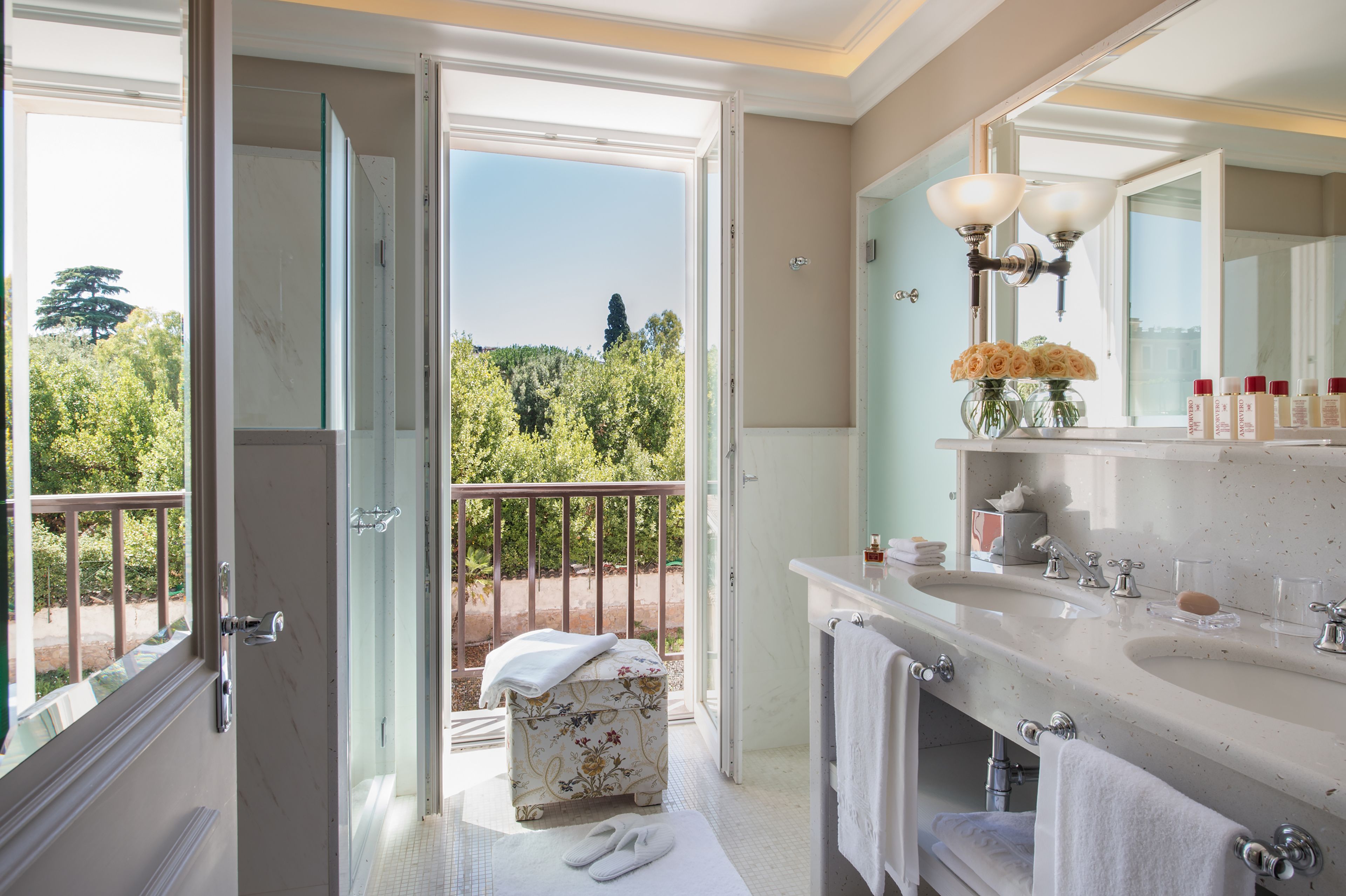 executive suite | premium bedding, minibar, in-room safe, individually decorated