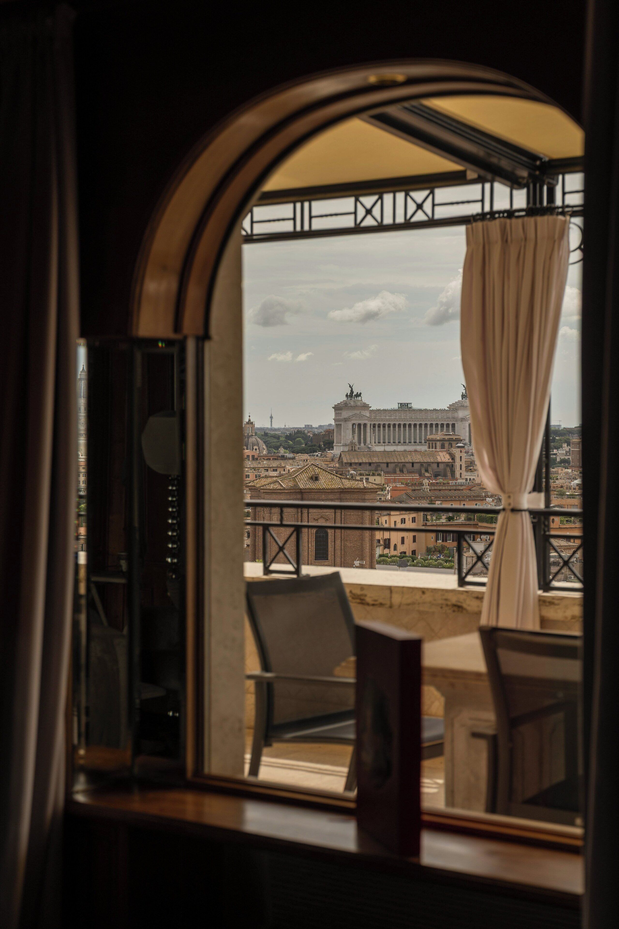 Une pièce avec vue sur un grand immeuble, une table et des chaises.