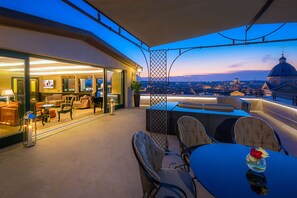 顶层房 (Hassler Suite) | 高档床上用品、迷你吧、客房内保险箱、特色装修