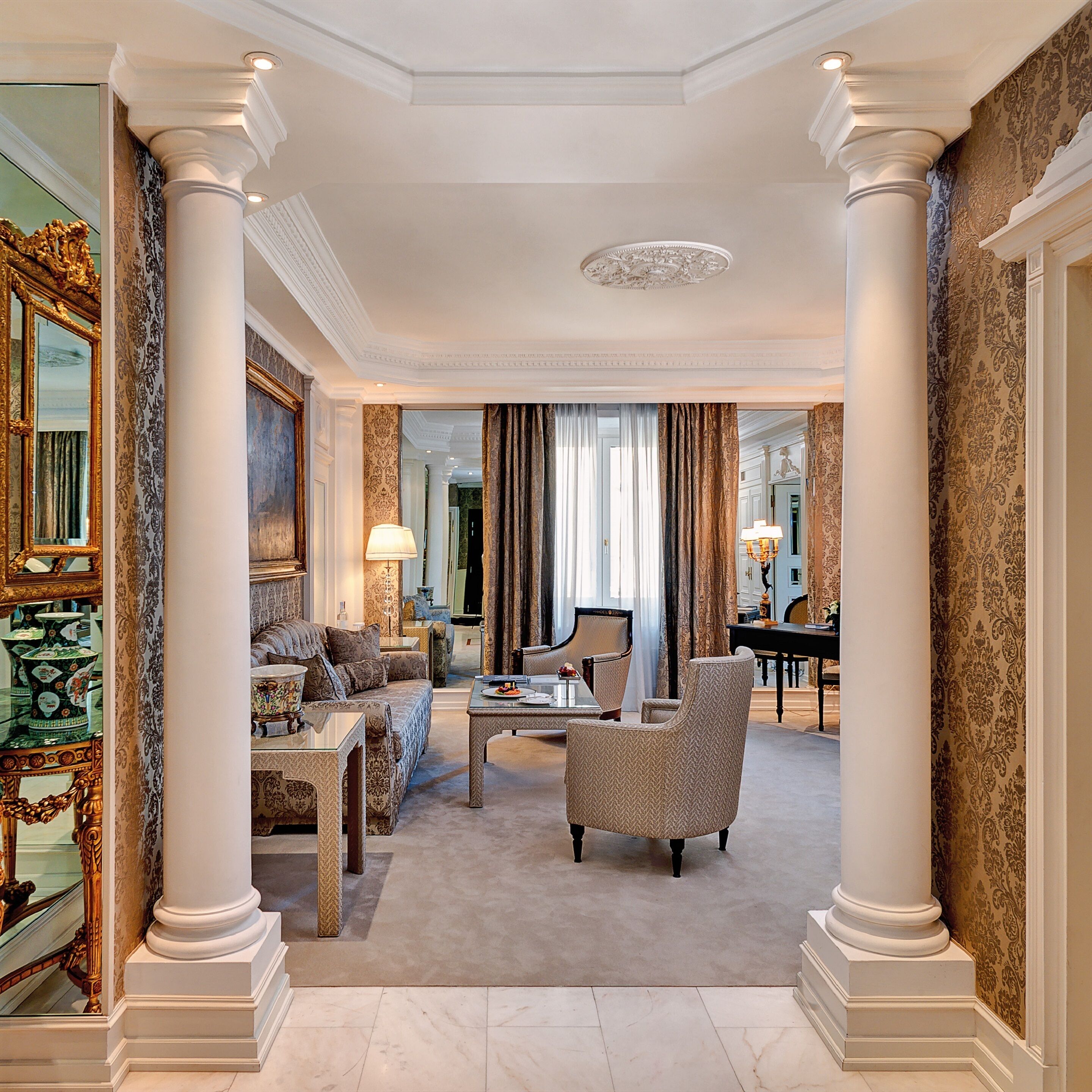 Deluxe suite (Grand Hassler) | Woonkamer | Flatscreentelevisie en betaalfilms