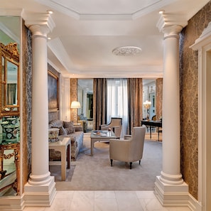 Deluxe Suite (Grand Hassler) | Living room | Flat-screen TV, pay movies - Hassler Roma (Rome)