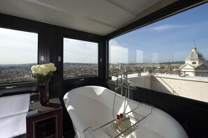 Ático (Hassler Suite) | Baño | Artículos de higiene personal gratuitos, secador de pelo y albornoces