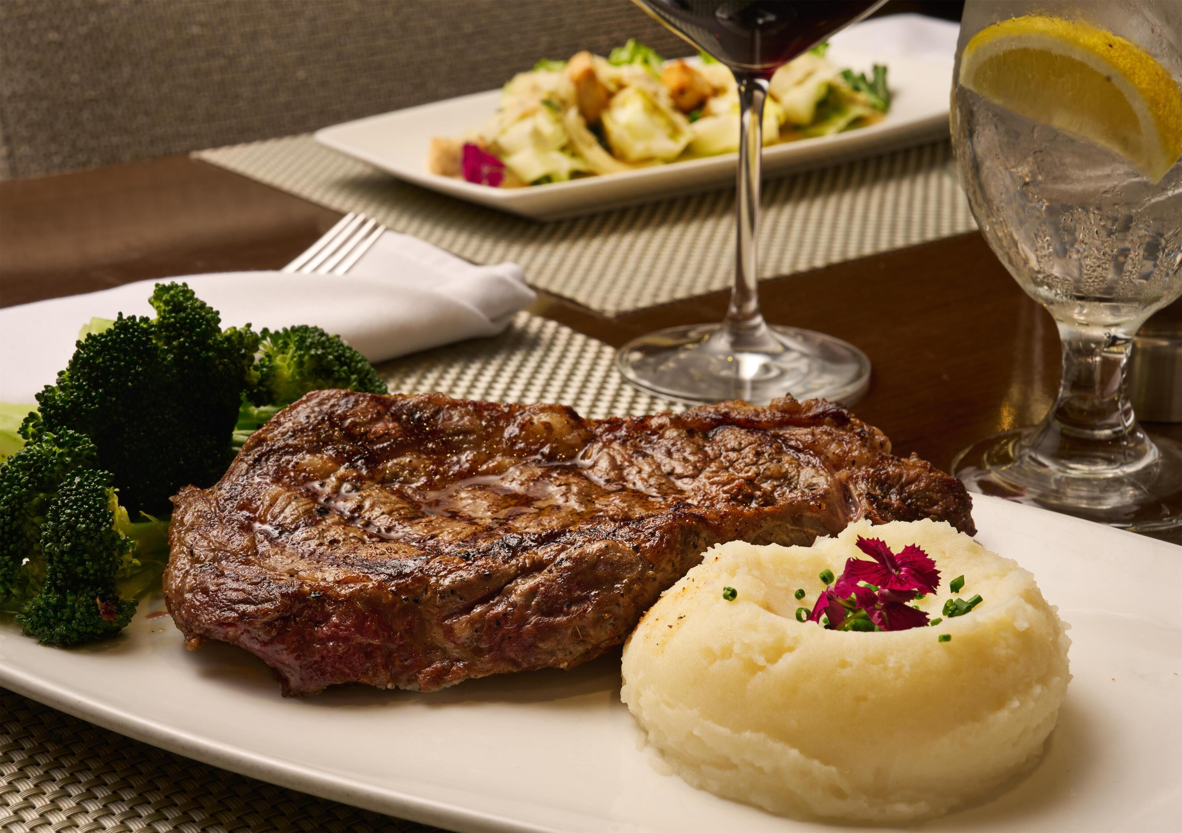 Ein Teller mit Steak, Kartoffelpüree und Brokkoli.