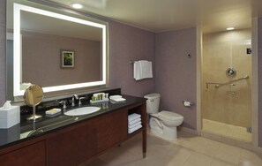 Phòng Suite Presidential, 1 giường cỡ king | Phòng tắm | Vòi sen/bồn tắm kết hợp, đồ dùng nhà tắm miễn phí, máy sấy tóc