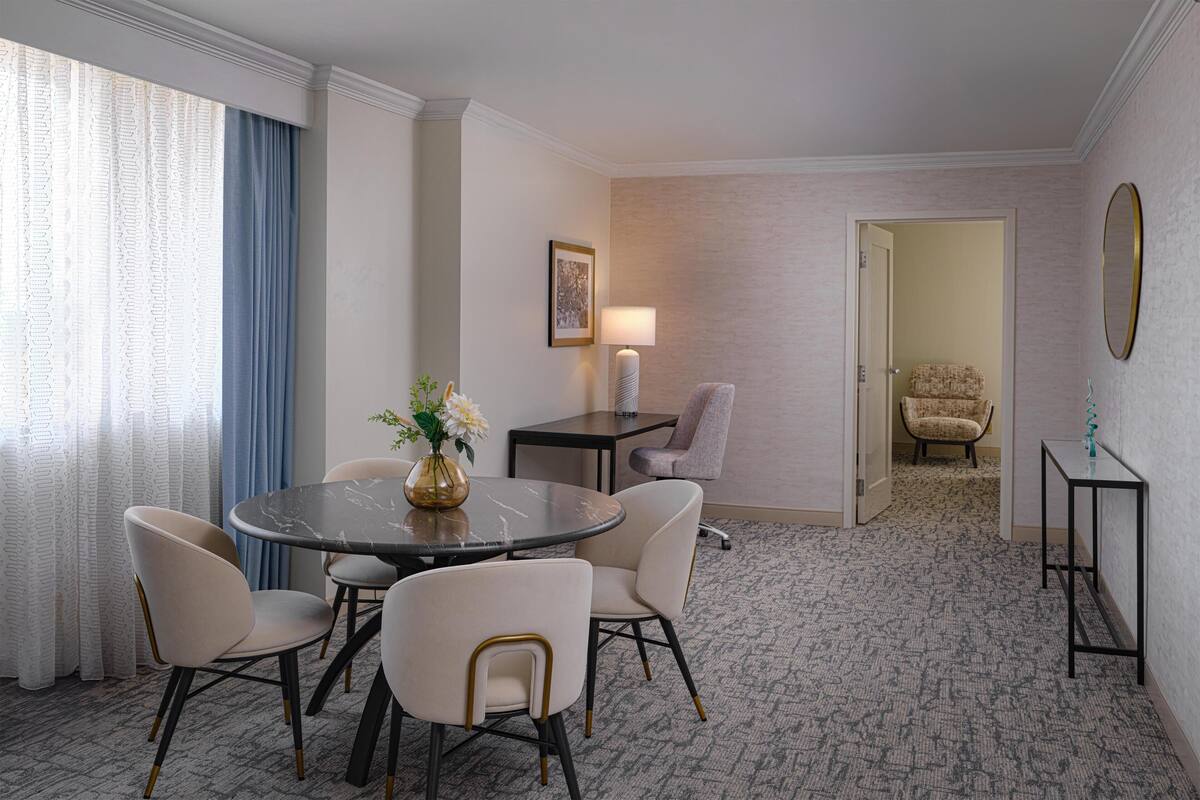 Suite presidencial, 1 cama de matrimonio grande | Edredones de plumas, caja fuerte, escritorio
