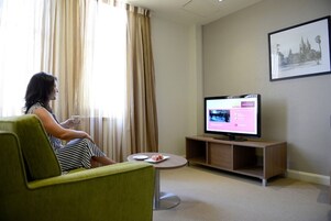 Suite, 1 cama de matrimonio grande | Escritorio y espacio para trabajar con un portátil