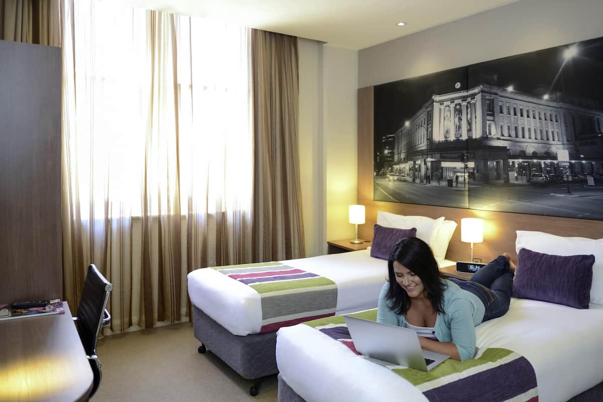 Chambre supérieure, 2 lits jumeaux | Bureau, espace de travail pour ordinateurs portables