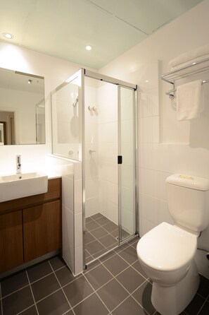 Eco-friendly toiletries, hair dryer, towels, soap - Grosvenor Hotel Adelaide by Accor (Adelaide)