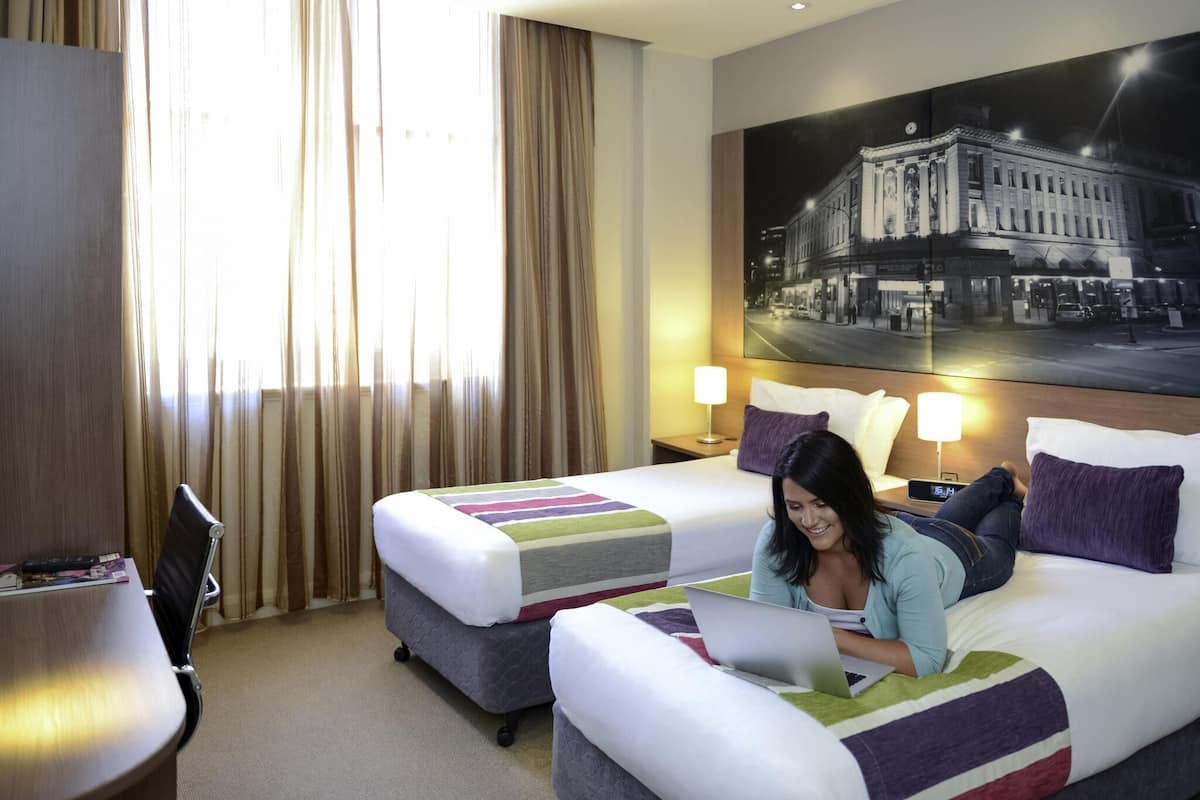 Chambre supérieure, 2 lits jumeaux | Bureau, espace de travail pour ordinateurs portables