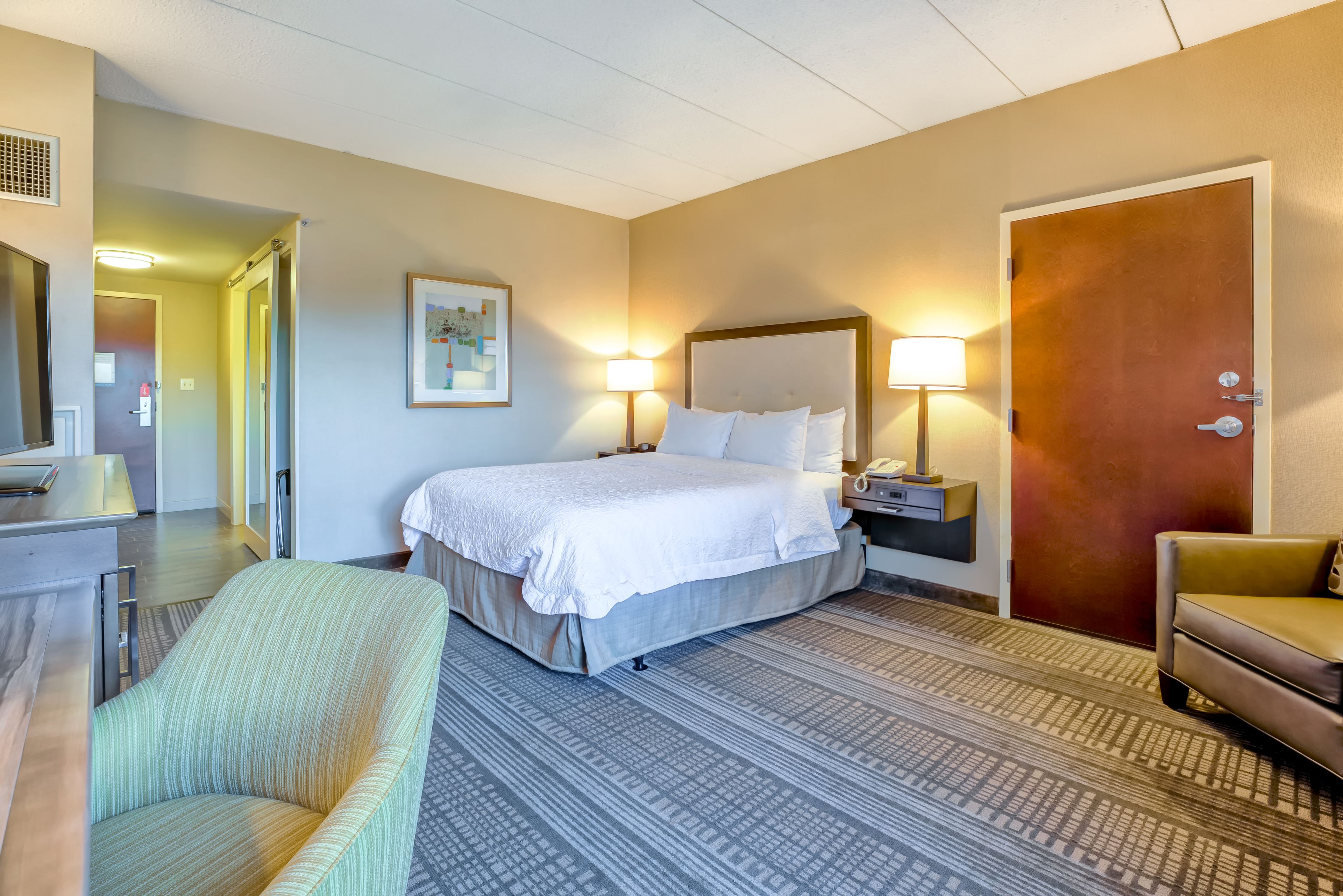 1 queen bed w/accessible bathtub | premium bedding, pillow-top beds, desk, laptop workspace