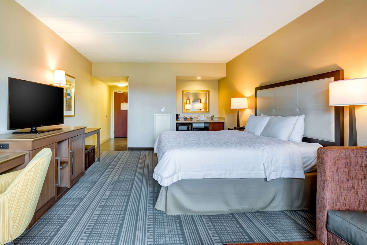 Premium bedding, pillowtop beds, desk, laptop workspace