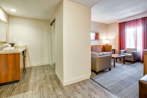 Kamer, 1 kingsize bed met slaapbank, kitchenette | Privékitchenette | Een minikoelkast, een koffiezetapparaat/waterkoker