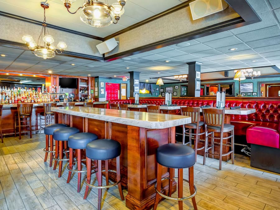 Melayani makan siang dan makan malam dengan sajian masakan Amerika