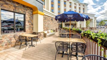 حيث تُقدم وجبات الغداء، العشاء، الإفطار المتأخر، الأطباق الأمريكية