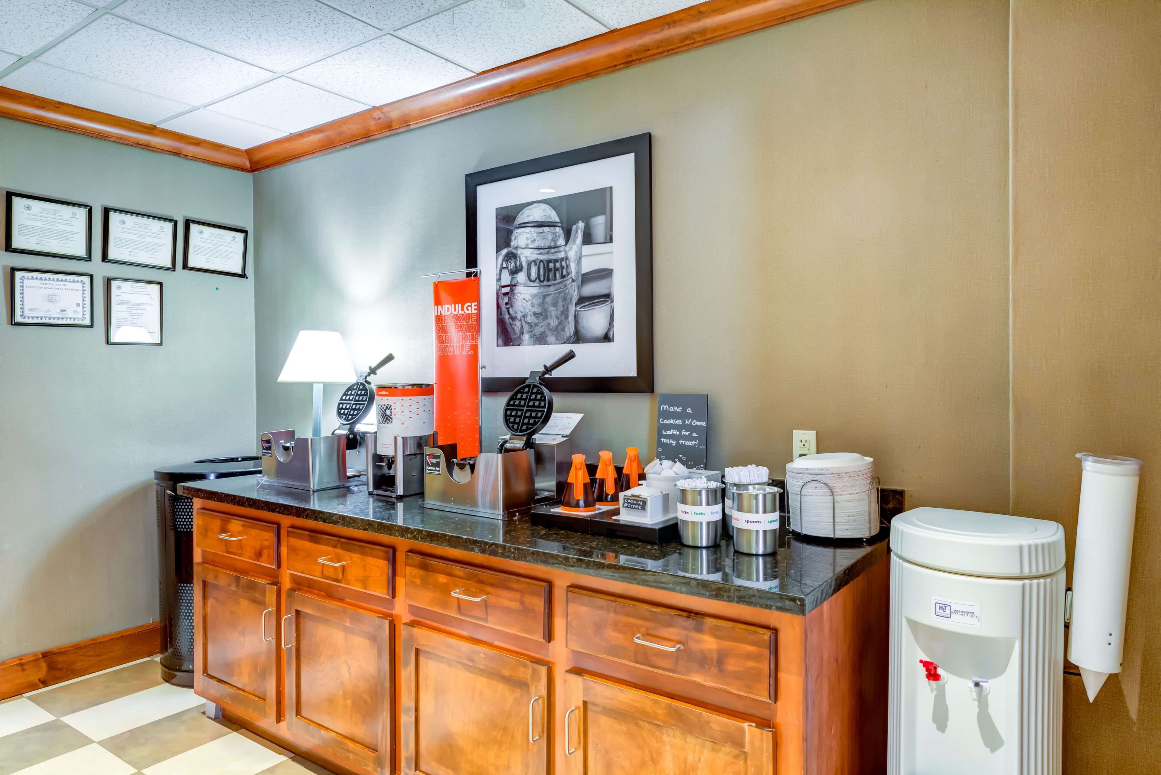 lunch, dinner, brunch served; american cuisine