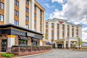 Un hotel con fachada moderna, que incluye un restaurante llamado Emmets Irish Pub & Restaurant.