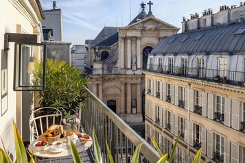 Suite, Balcony | Premium bedding, minibar, in-room safe, individually decorated