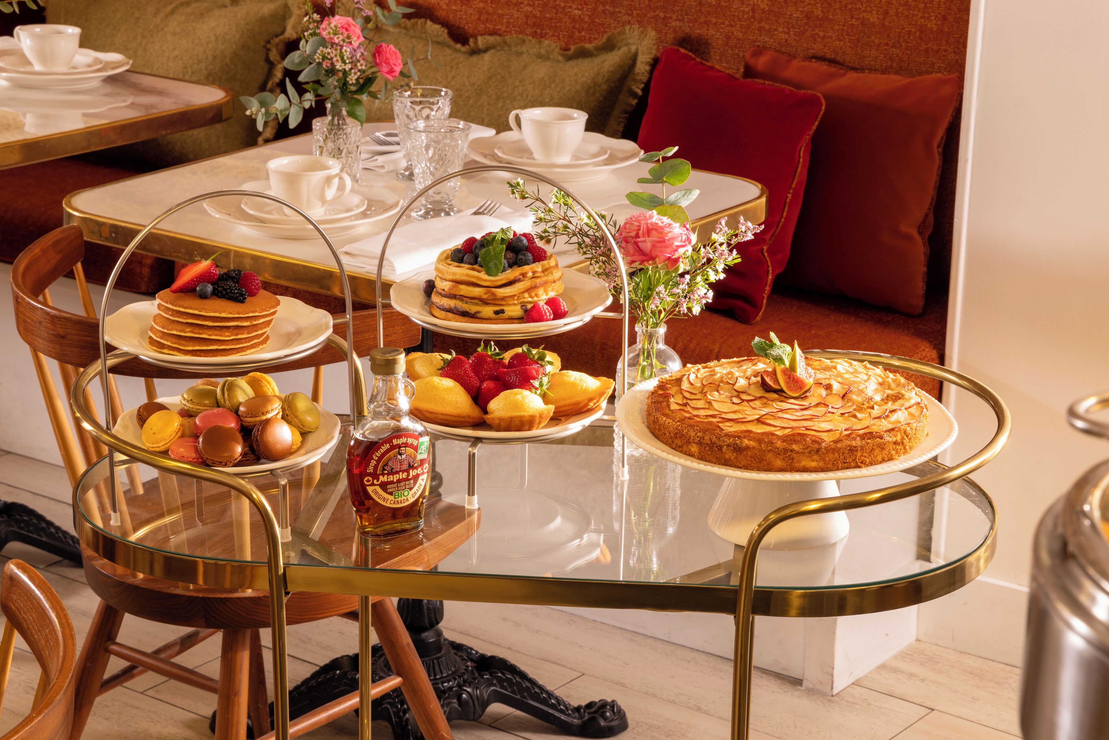 Daily cooked-to-order breakfast (EUR 22 per person)