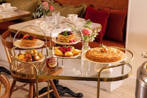 Daily cooked-to-order breakfast (EUR 22 per person)