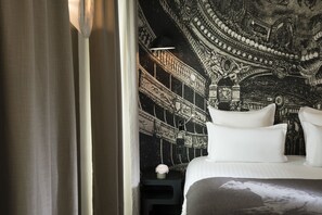 Suite – deluxe (Parisienne) | Sengetøy av topp kvalitet, minibar og safe på rommet