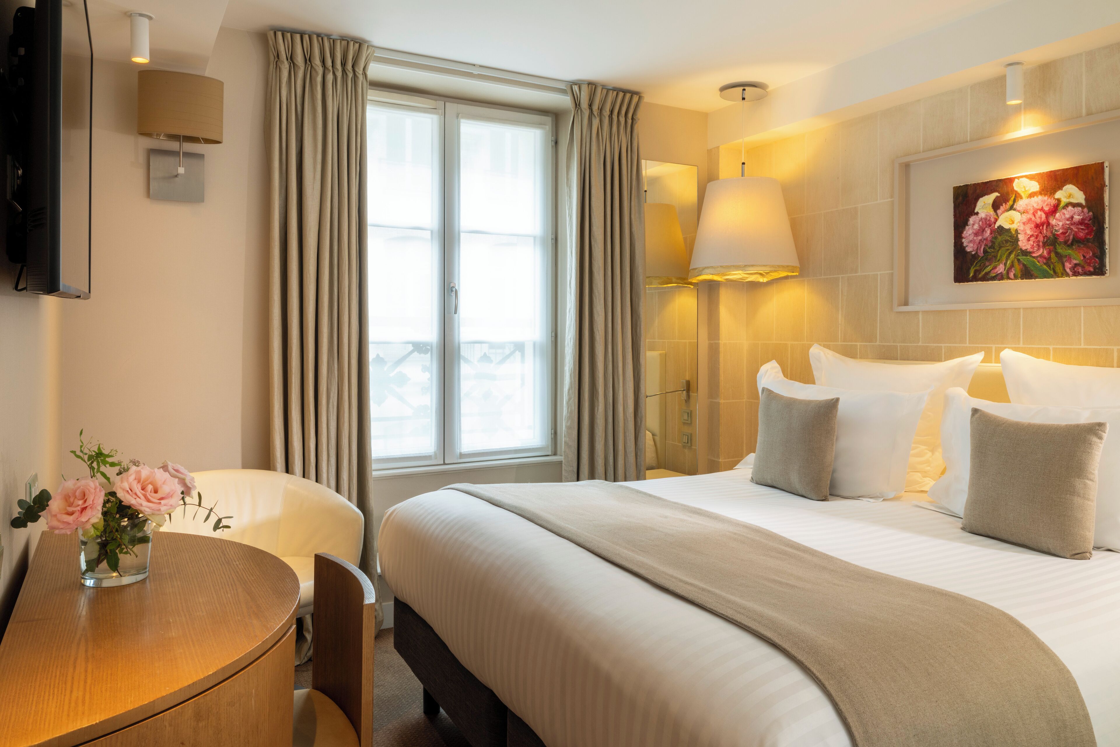 traditional room | premium bedding, minibar, in-room safe, individually decorated