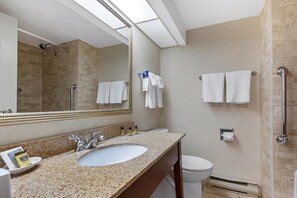 스탠다드룸, 킹사이즈침대 1개, 금연, 분사식 욕조 | 욕실 | 샤워기/욕조 결합, 무료 세면용품, 헤어드라이어, 타월