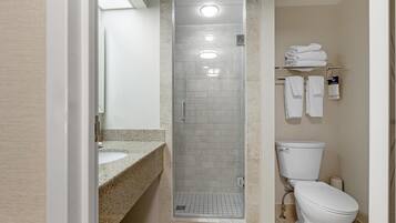 Standard Room, 1 King Bed, Non Smoking, Jetted Tub | Bathroom | Combined shower/bathtub, free toiletries, hair dryer, towels