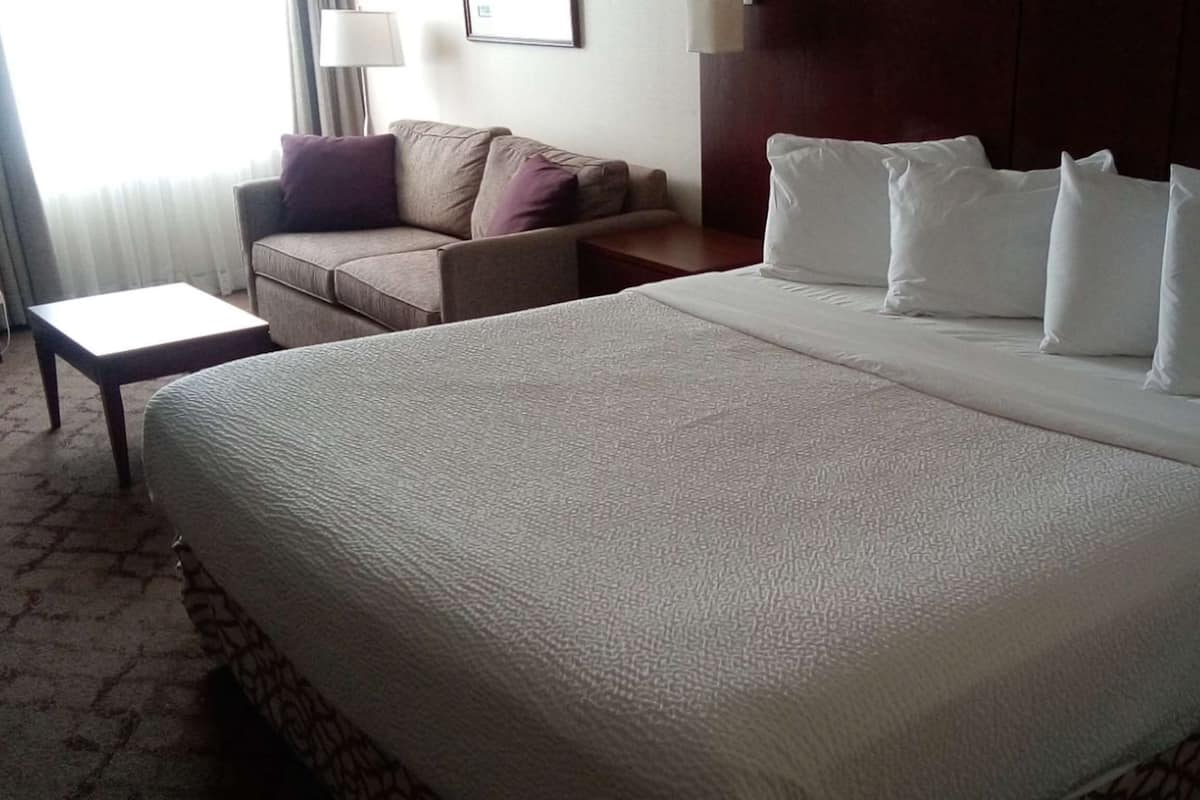 Standard Room, 1 King Bed, Non Smoking, Jetted Tub | Premium bedding, pillow-top beds, desk, laptop workspace