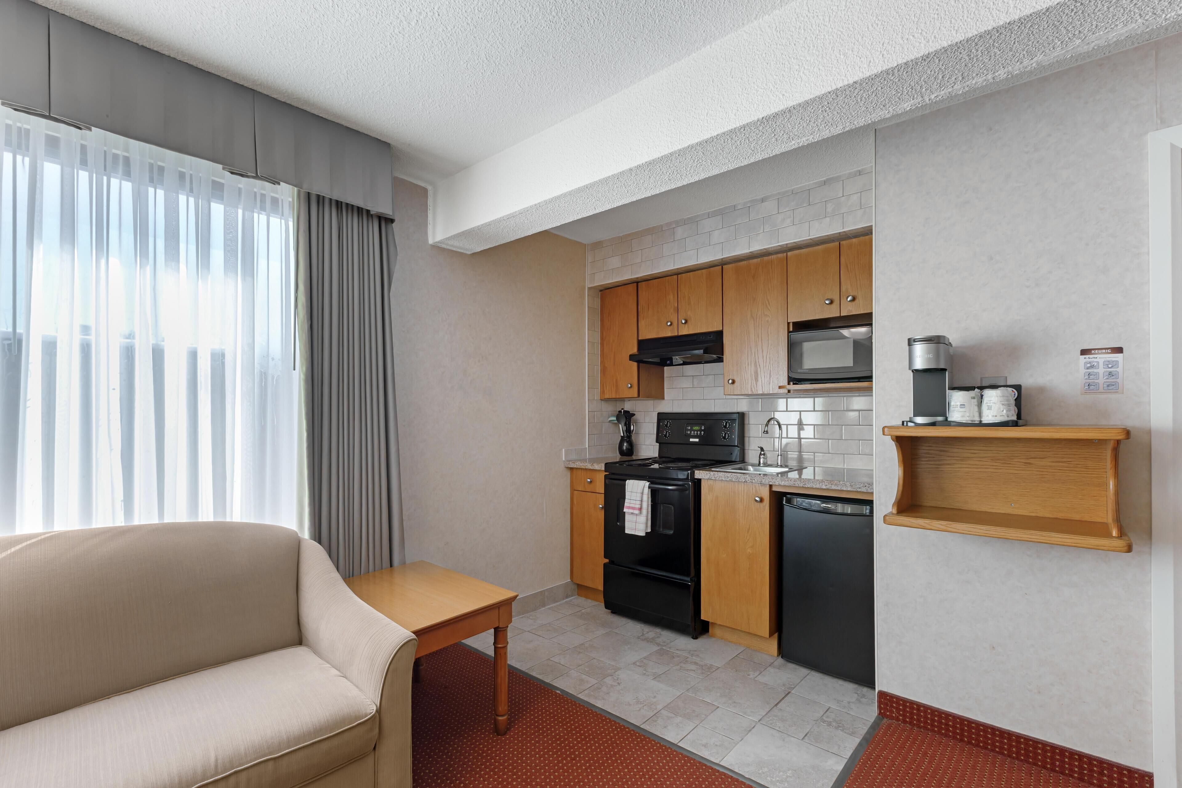 Suite, 1 Queen Bed, Non Smoking, Kitchenette