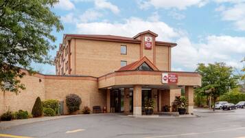 Welcome to Best Western Plus, where guests can enjoy a convenient parking area and easy access to the entrance.